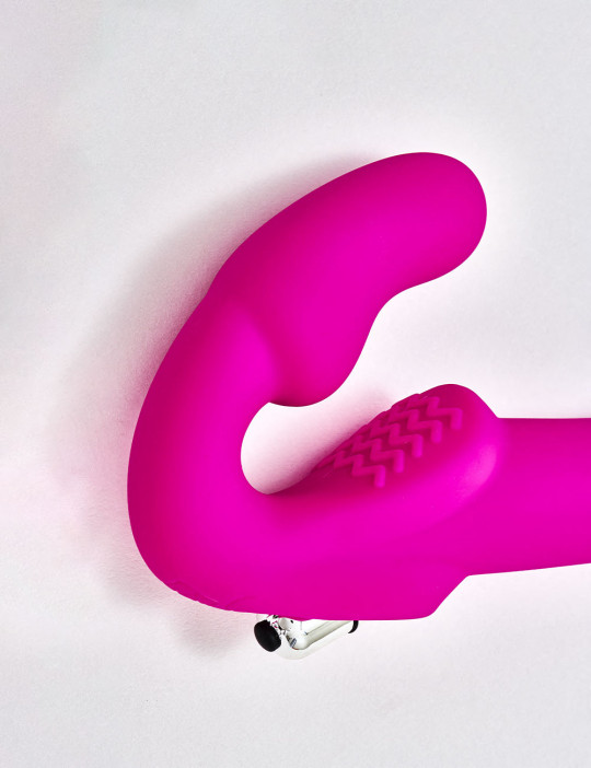 Vibrating Strapless silicone strap on Dildo Strap U Evoke detail